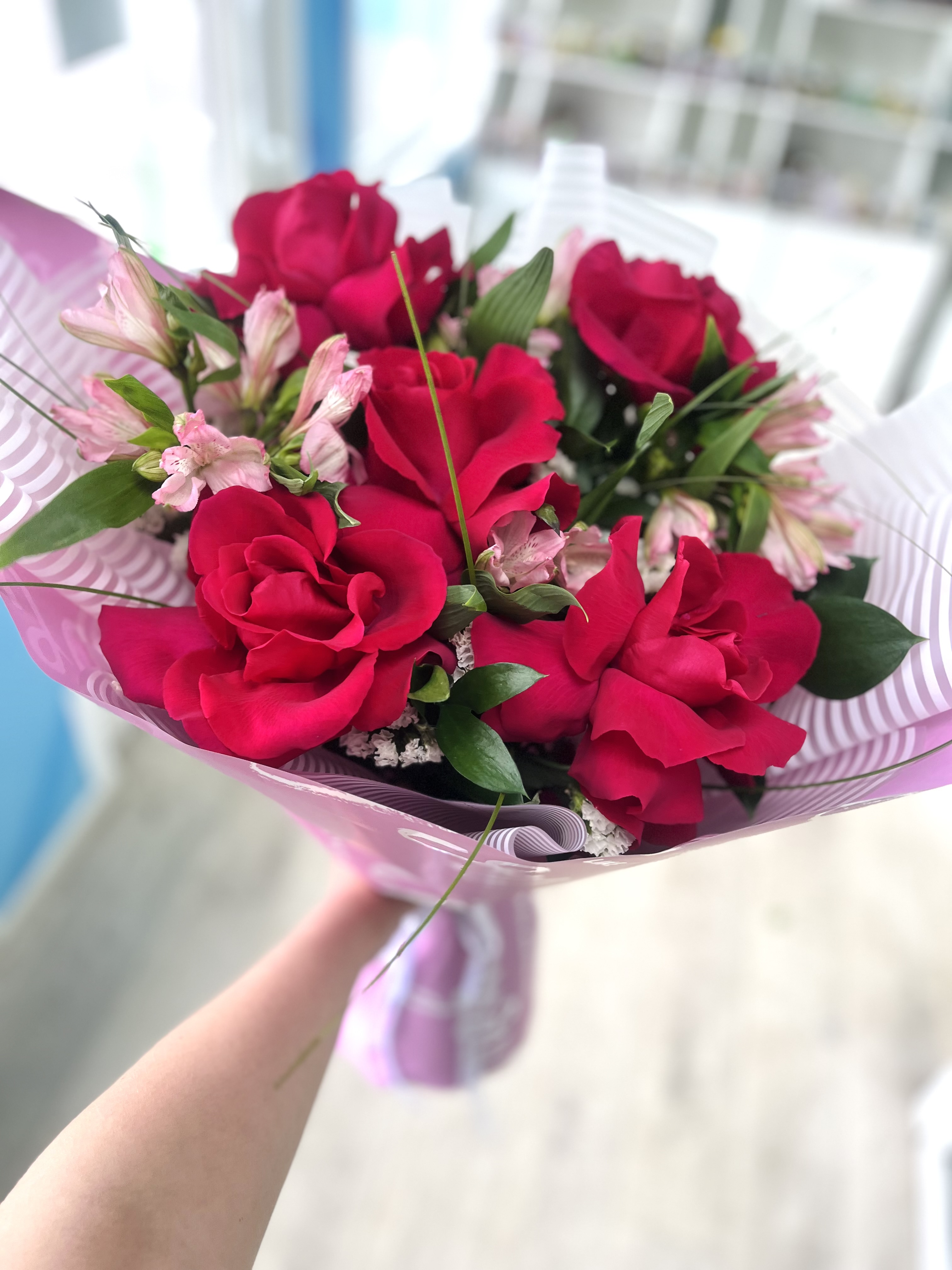 Букет из французских роз с альстромериями