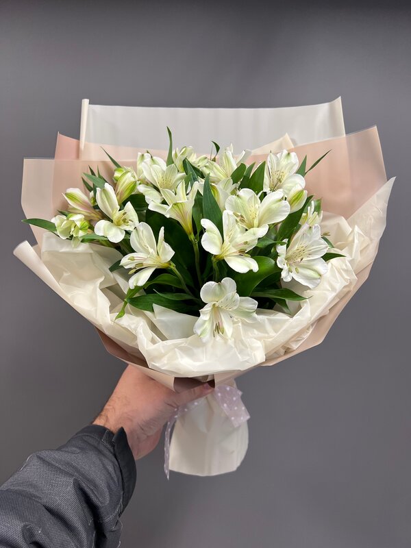 Букет из 5 белых альстромерий с тишью в корейской пленке