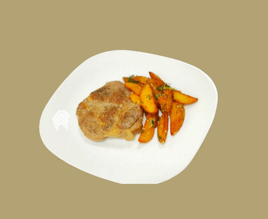 Свиная отбивная с дольками картофеля