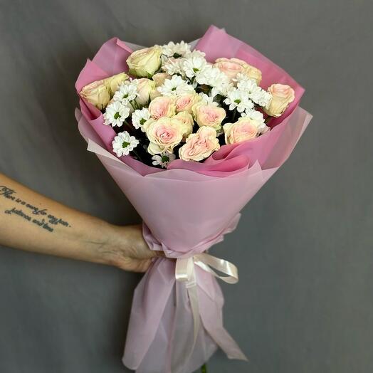 Нежный букет с кустовой розой