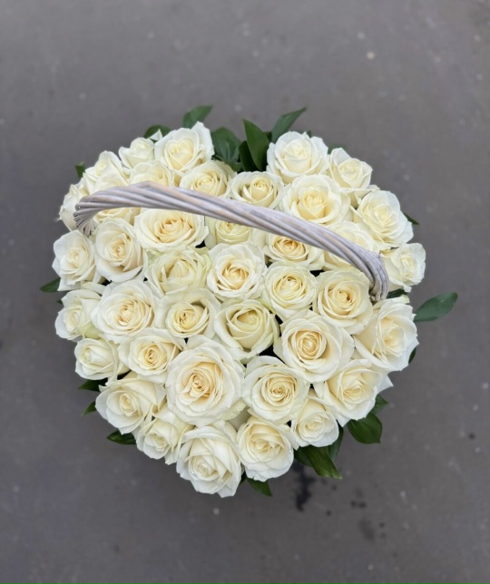 Композиция в виде сердца из белых роз