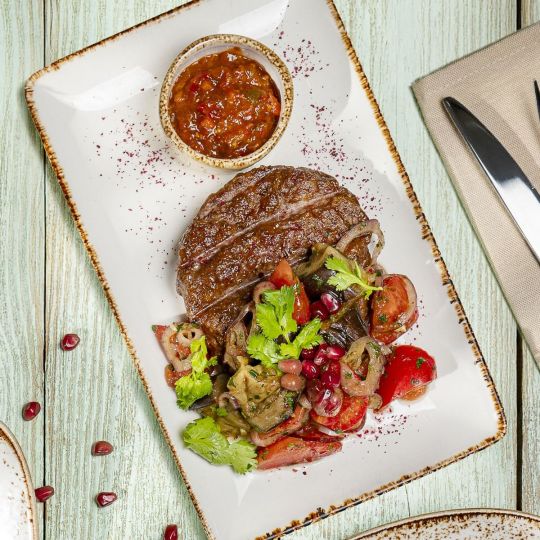 Рубленая говяжья котлета на мангале с маринованными овощами