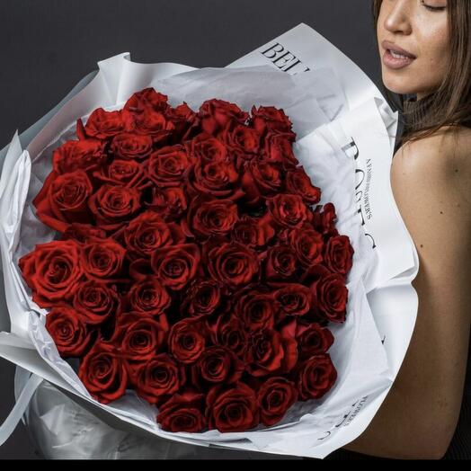 Красные,ароматные розы в стильной оформлении 