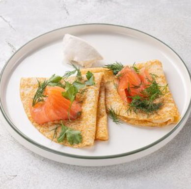 Блинчики с лососем и творожным кремом