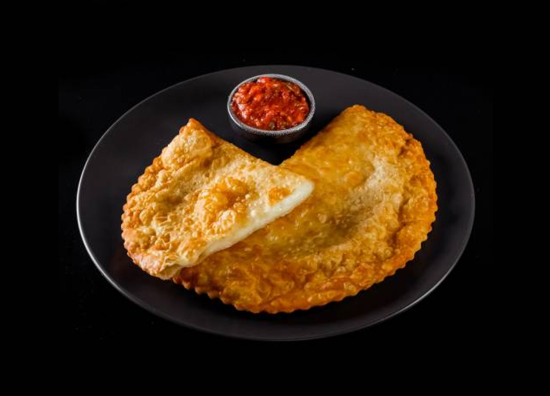 Чебурек с сыром и соусом аррива