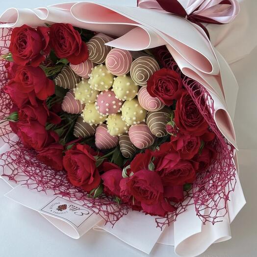 Букет из клубники и кустовой розы "Red love"