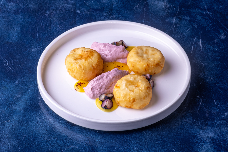 Сырники с творожным кремом и ягодами