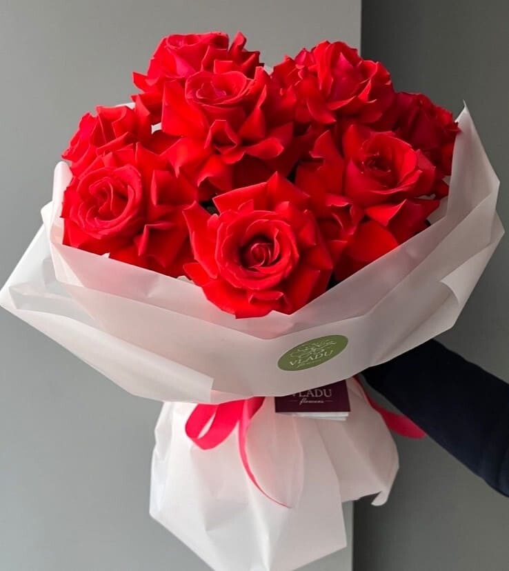 Букет из алых французских роз