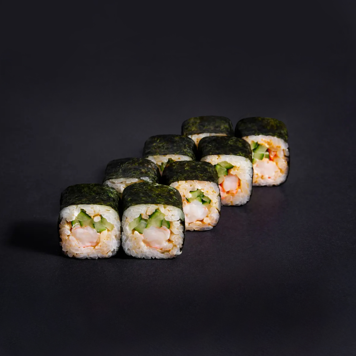 Ролл с креветками, огурцом и спайси соусом