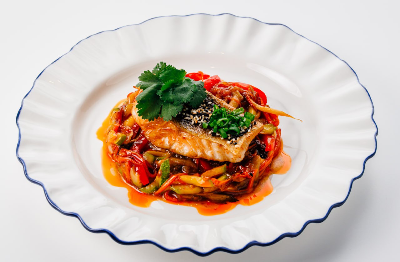 Дикий судак в азиатском стиле.