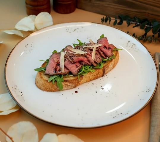 Брускетта с ростбифом