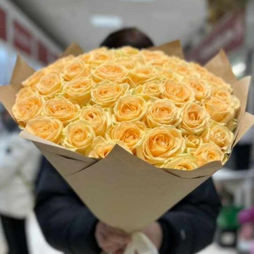 101 кремовая роза в крафтовой упаковке