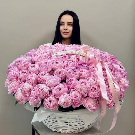 101 пион в корзине