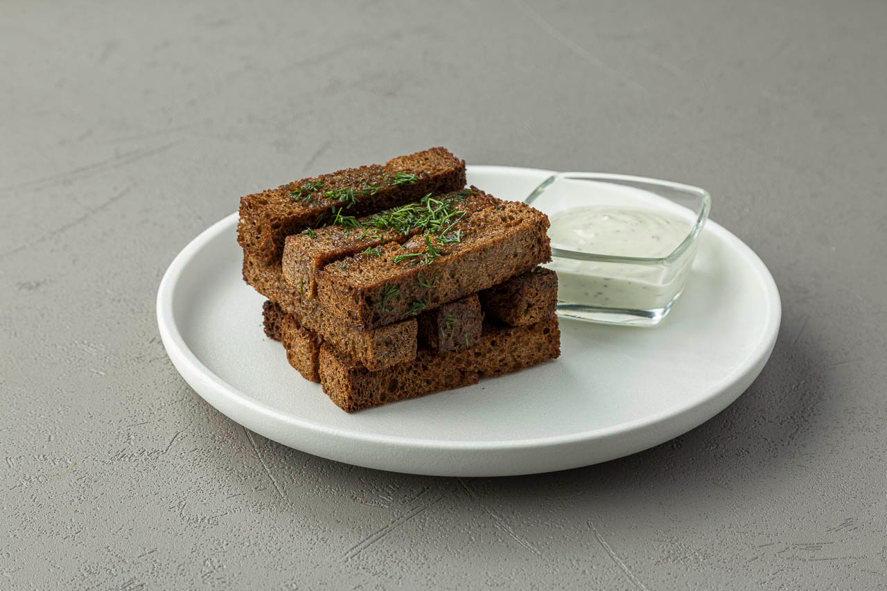 Ржаные гренки из печи с чесночным соусом