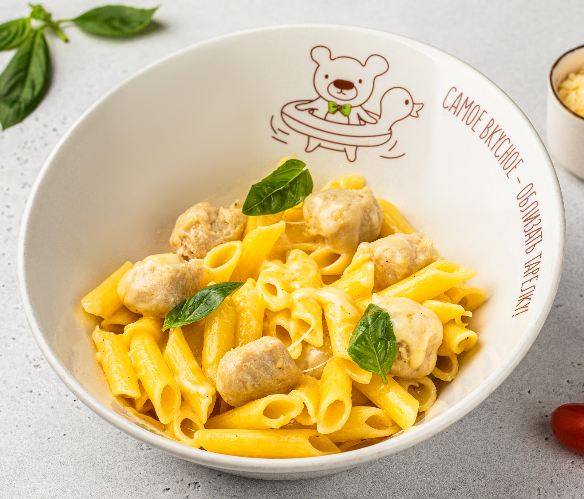 Безглютеновые пенне с диетическими фрикадельками из индейки с сыром моцарелла