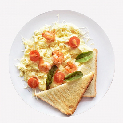 Скрэмбл с креветками и черри