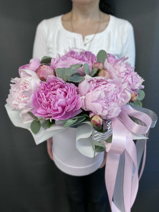 Коробка с пионами