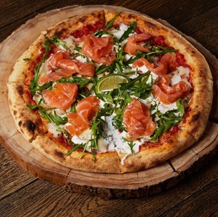 Пицца с лососем слабой соли и нежной страчателлой