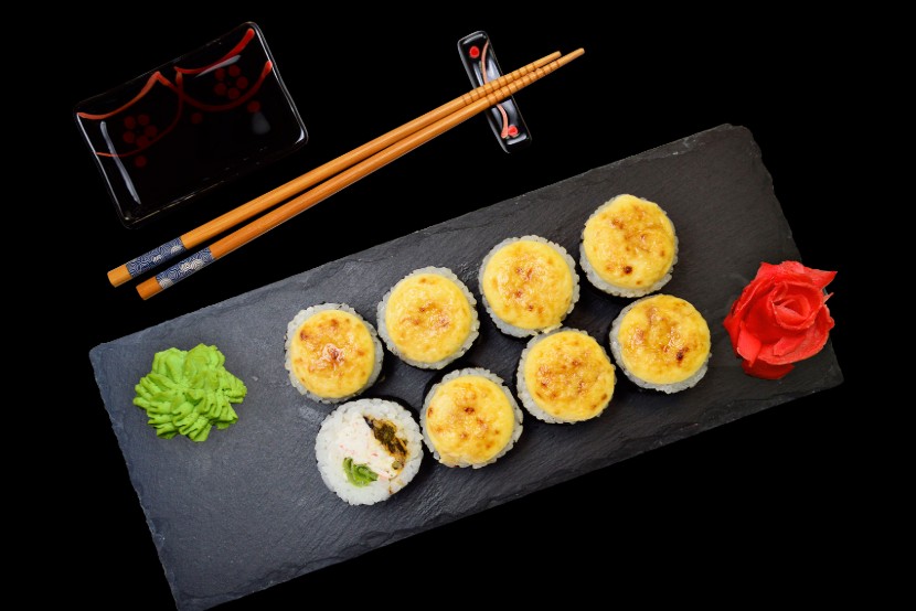 Запеченный ролл с крабом и мидиями