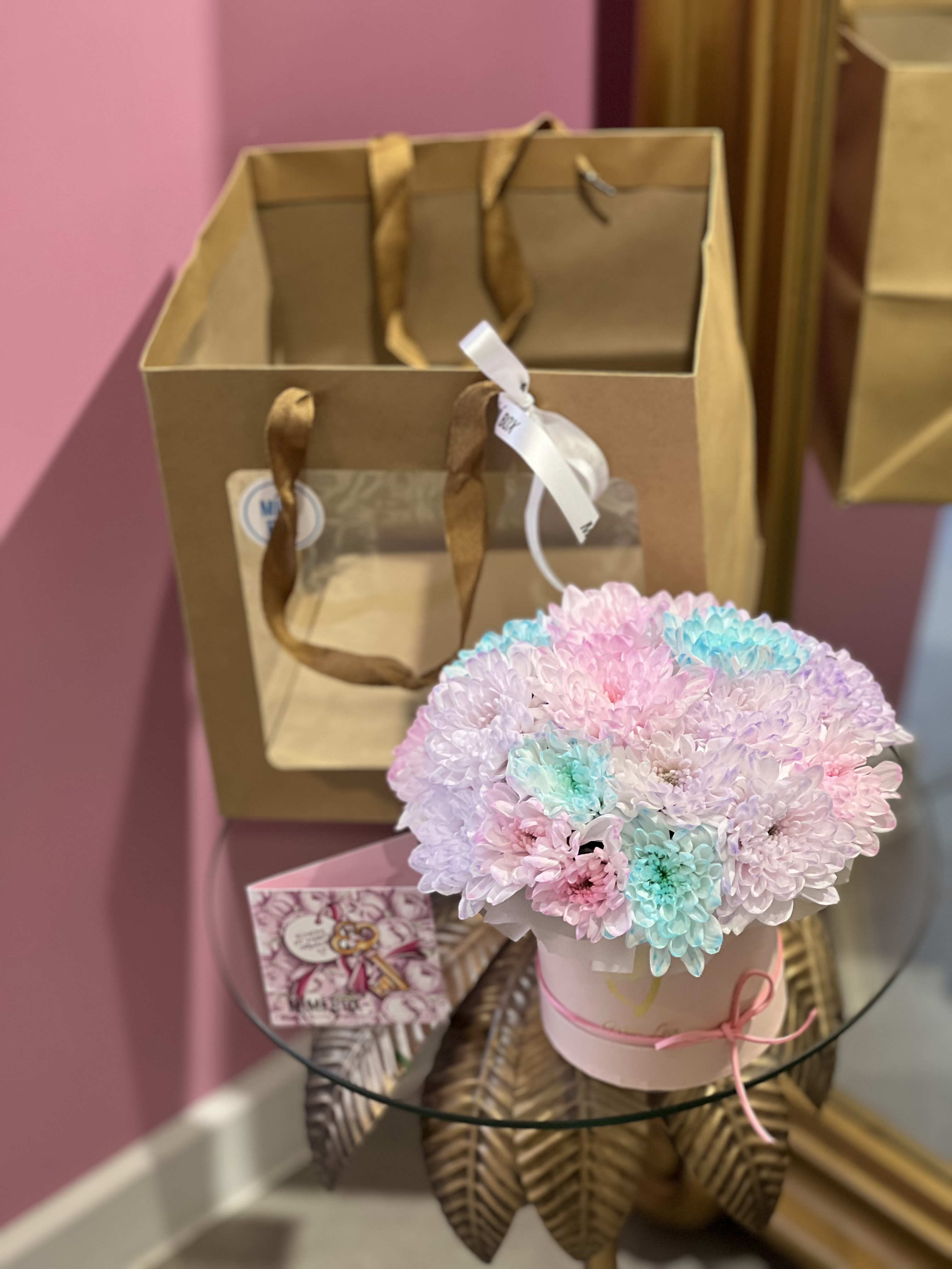 Композиция из радужных хризантем с подарочным пакетом