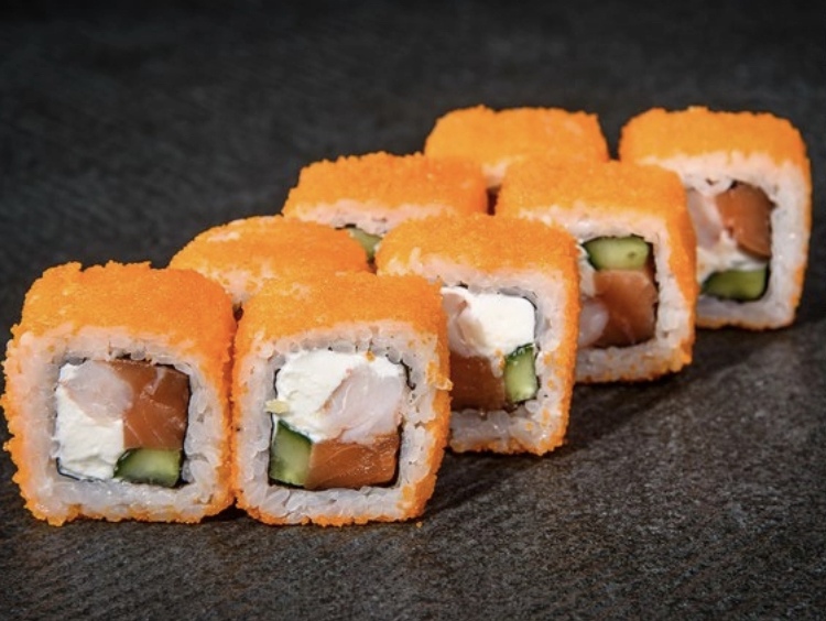 Калифорния с креветкой и лососем