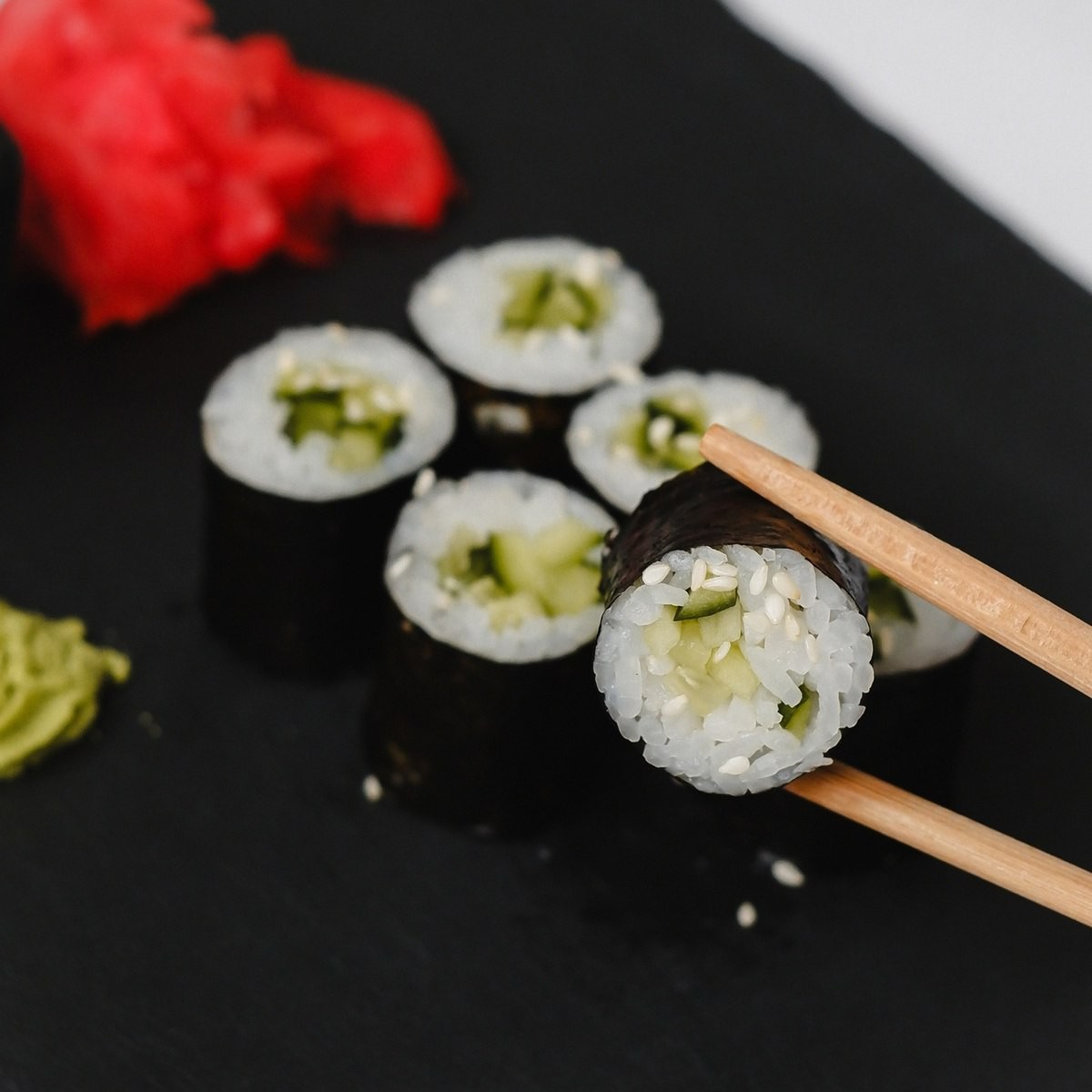 Маки ролл с огурцом.