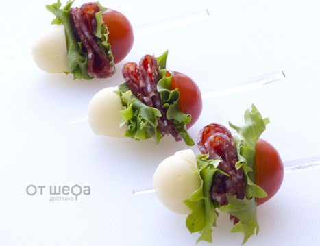 Канапе с салями и с сыром