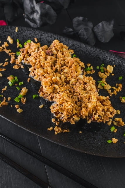 Маки с крабом и кранч луком