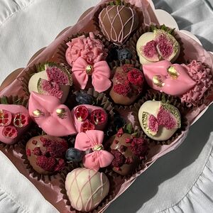 Клубника в шоколаде коробочка 12 ягод Поцелуй