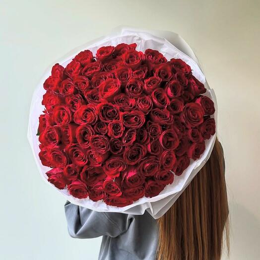 Страстный букет из 77 красных роз