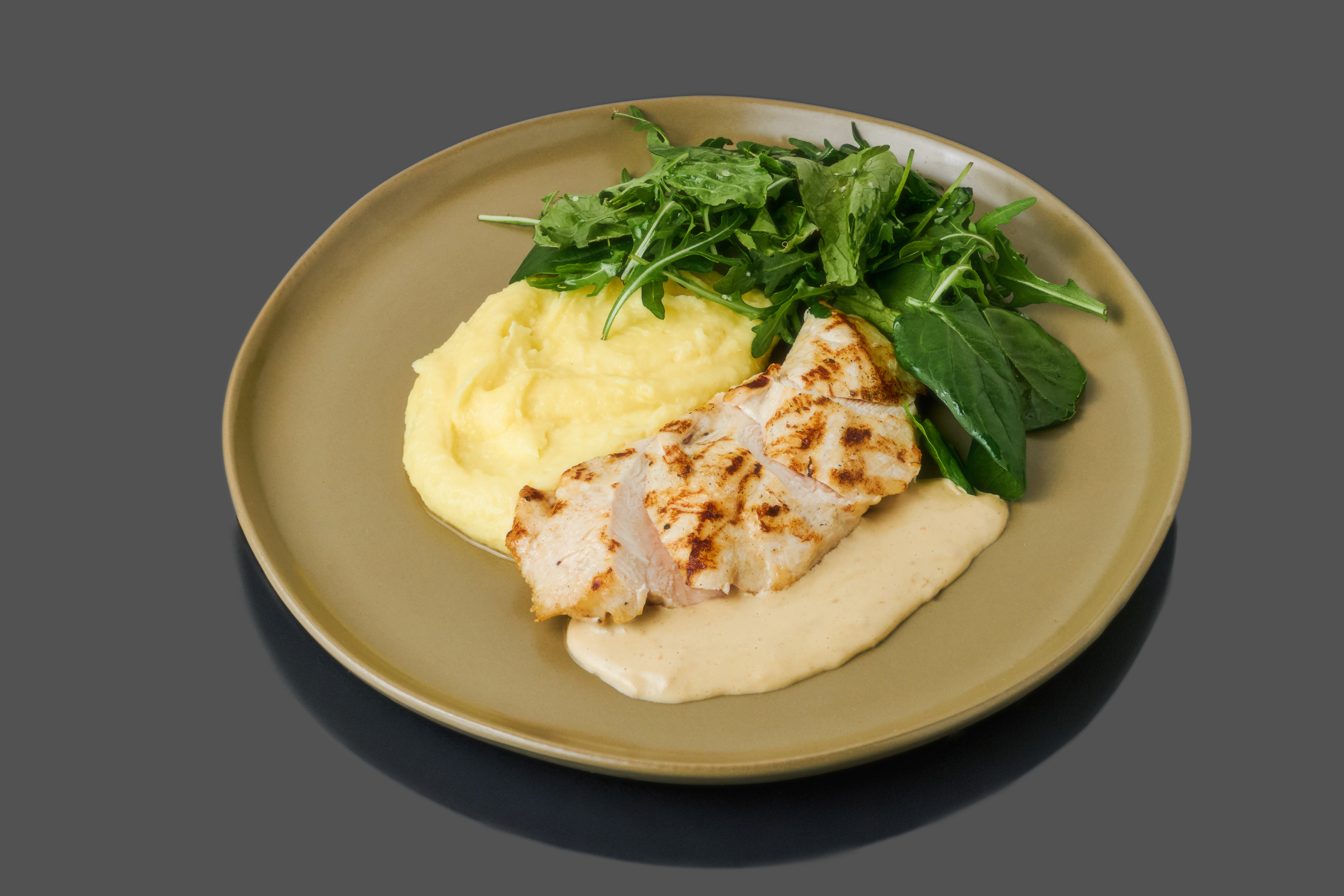 Куриная грудка с картофельным пюре, миксом салатов и грибным соусом