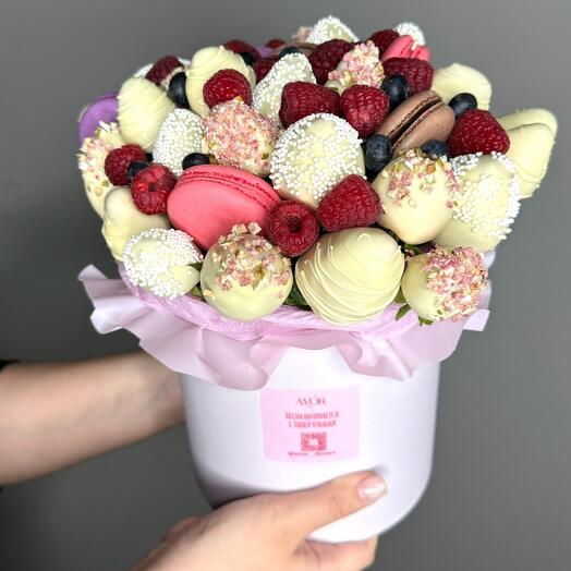 Клубника в шоколаде и макаронс 