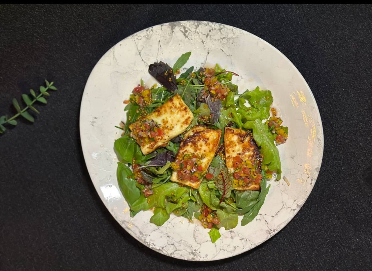 С жаренным сыром халуми и тар тар из свежих овощей 