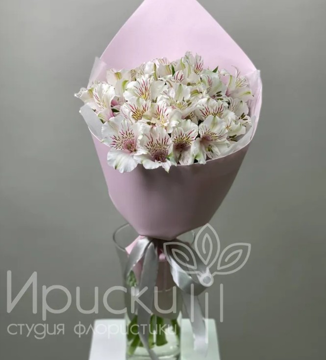 Букет из белых альстромерий