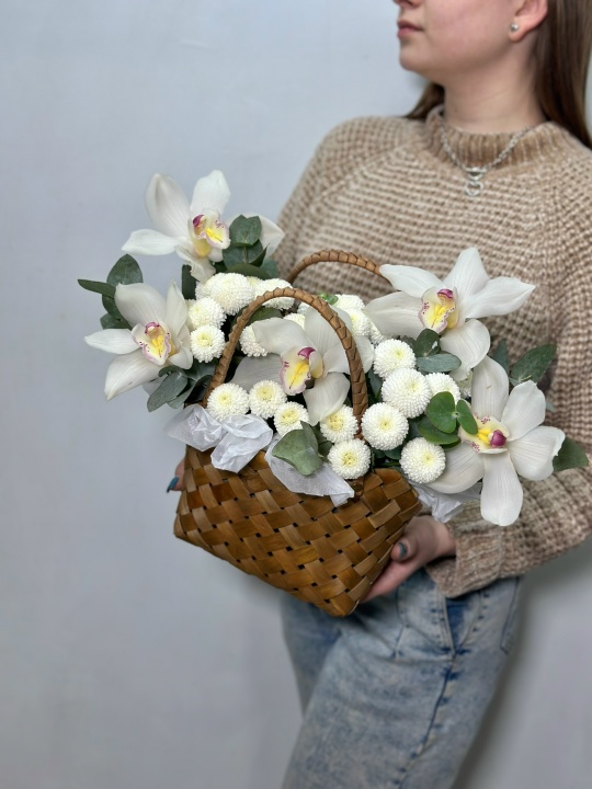 Корзинка с хризантемой ньютон,орхидеей и эвкалиптом