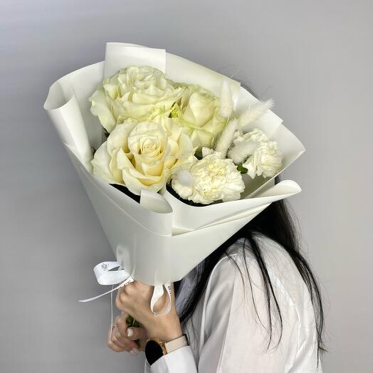 «Жемчужный» букет из французских роз мондиаль с белоснежными диантусами и лагурусом