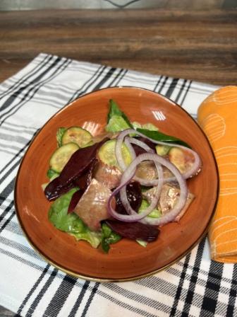 Салат с языком и печеной свеклой