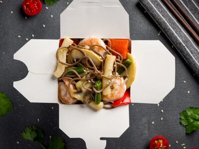 Соба с креветками и кальмаром