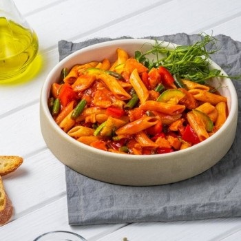 Паста с курицей и овощами