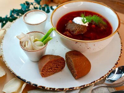 Борщ с мраморной говядиной и копчёным салом