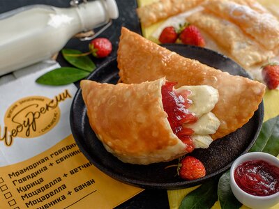 Чебурек с бананом и вишневым джемом