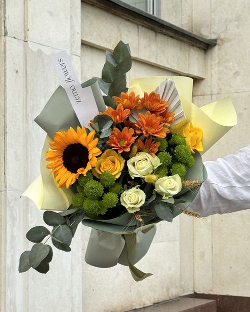 Букет из хризантем, роз и подсолнуха