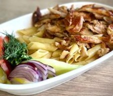 Шаурма на тарелке с макар. и курицей