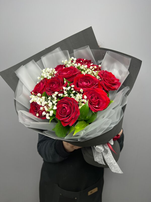 Букет из 11 алых роз с гипсофилой