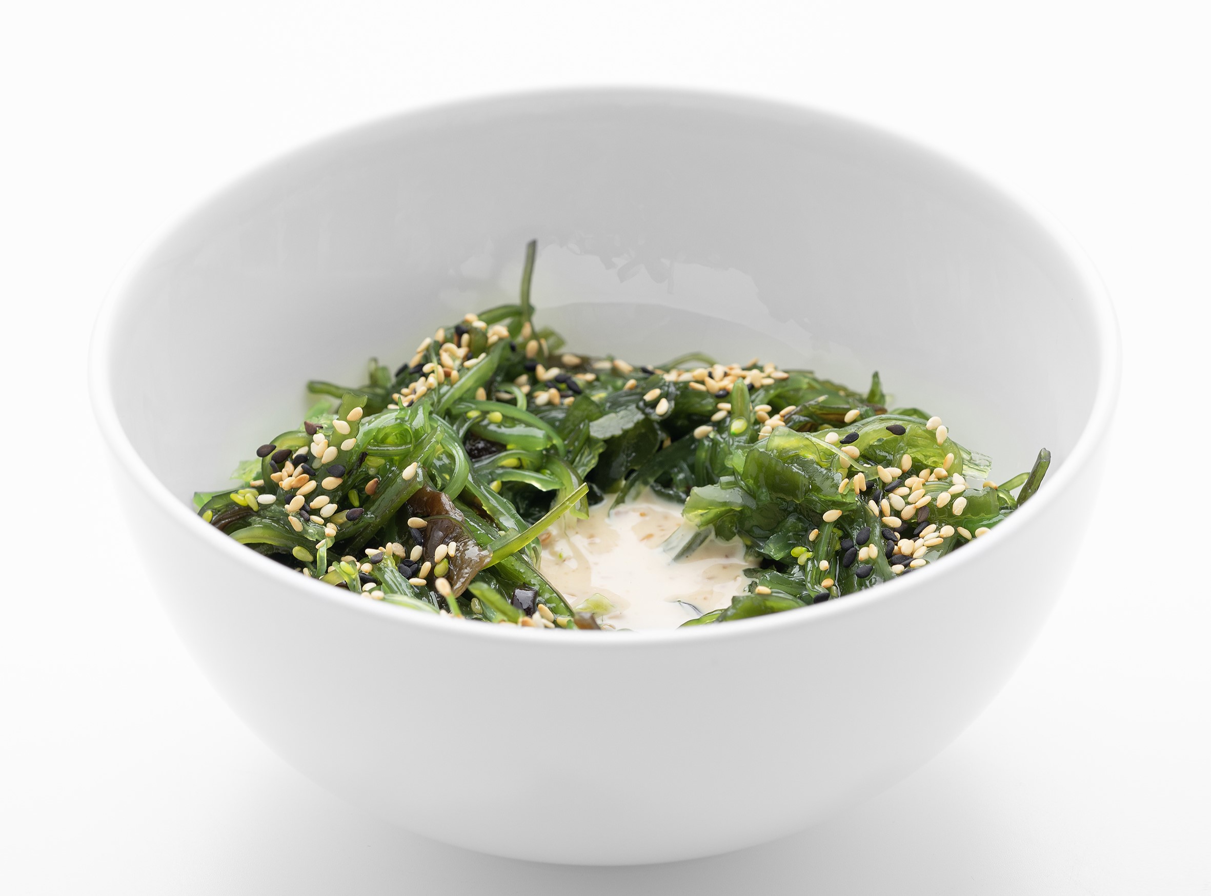 Салат Чука с ореховым соусом