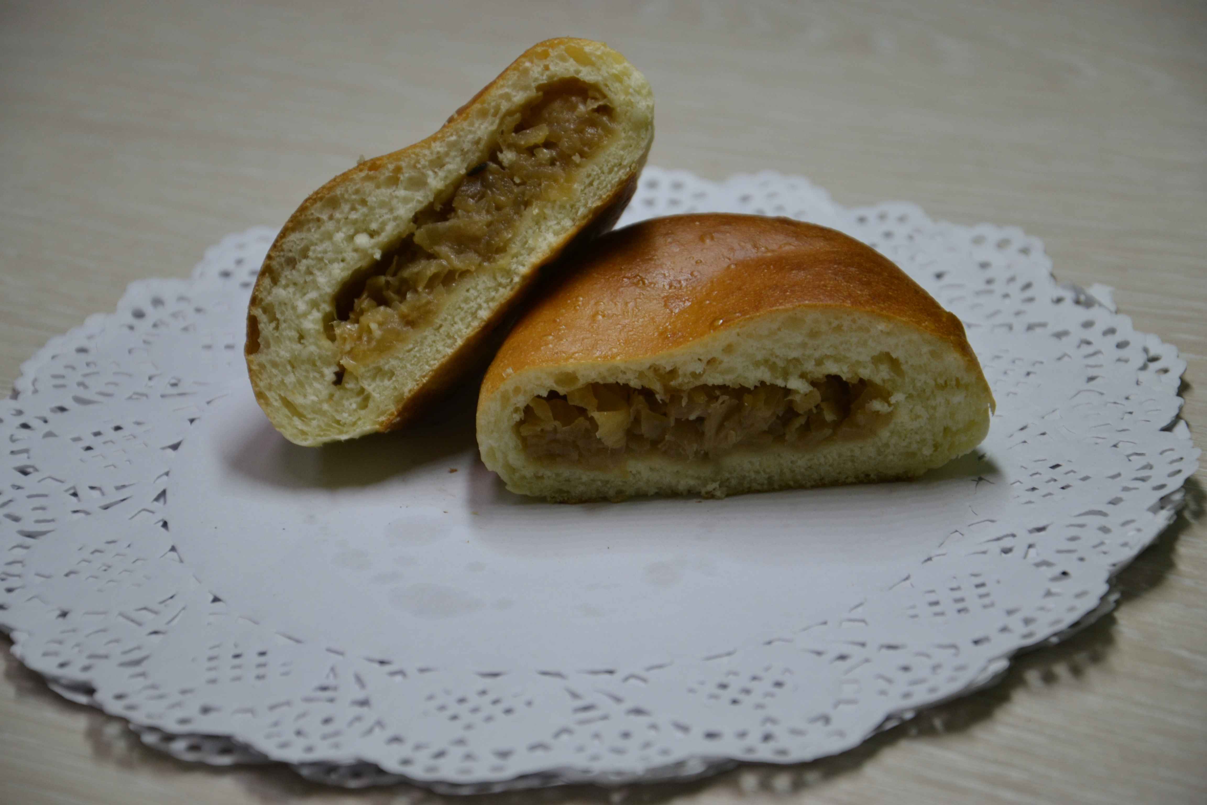 Пирожок печеный с капустой