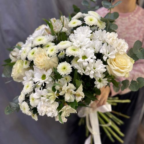 Букет цветов: хризантемы, розы, эвкалипт (б2070)