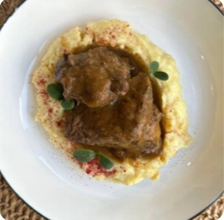 Телячьи щечки с картофельным пюре