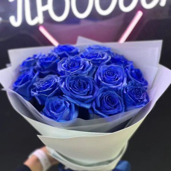 Букет из 15 синих роз в светлом оформлении из матовой пленки и фоамирана