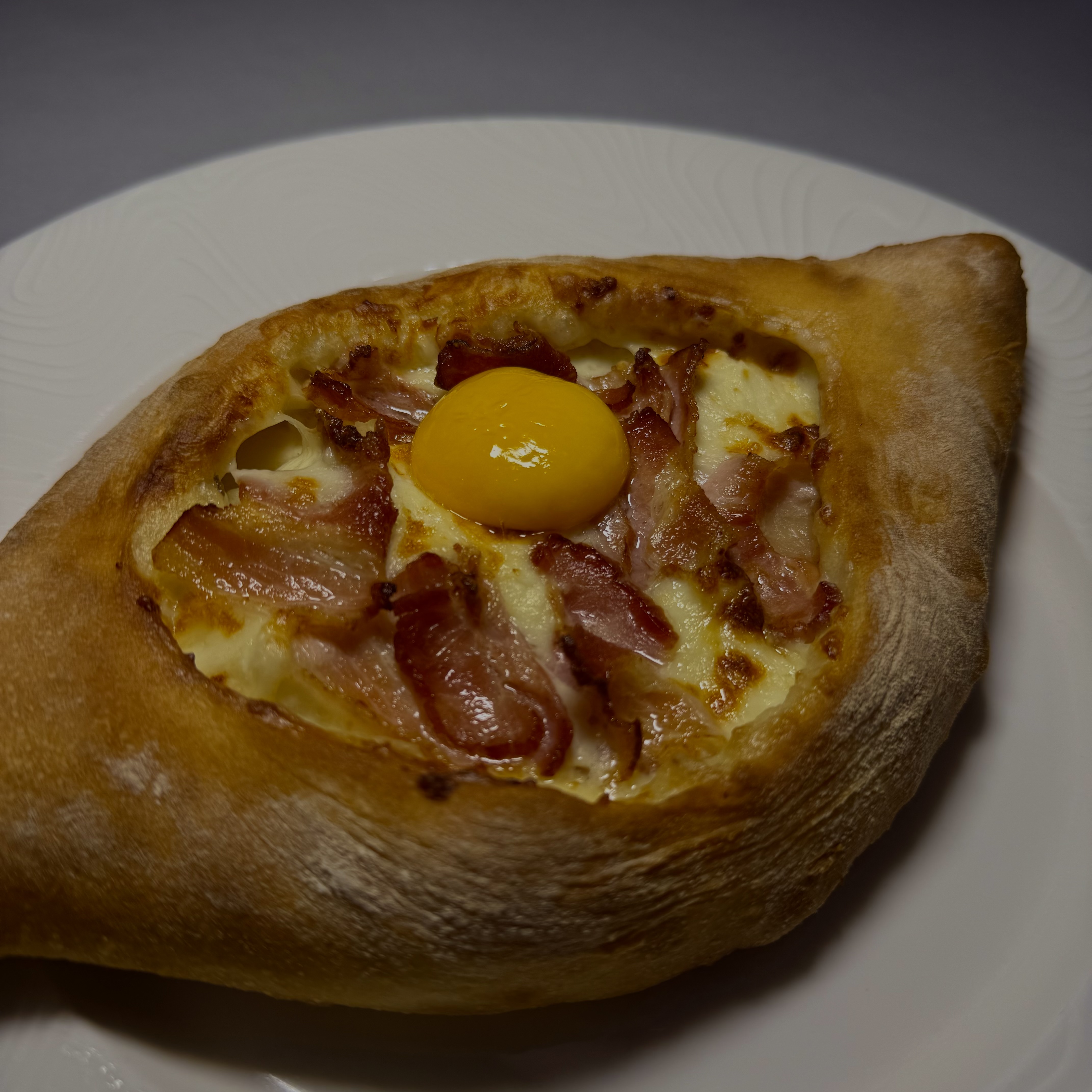 Хачапури по-Аджарски с беконом 